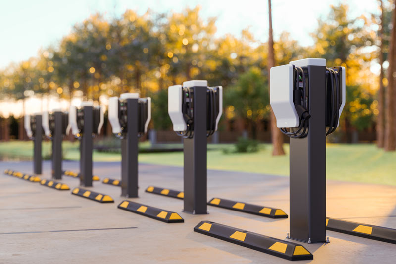 Ladesäulen für Elektroautos auf einem Parkplatz
